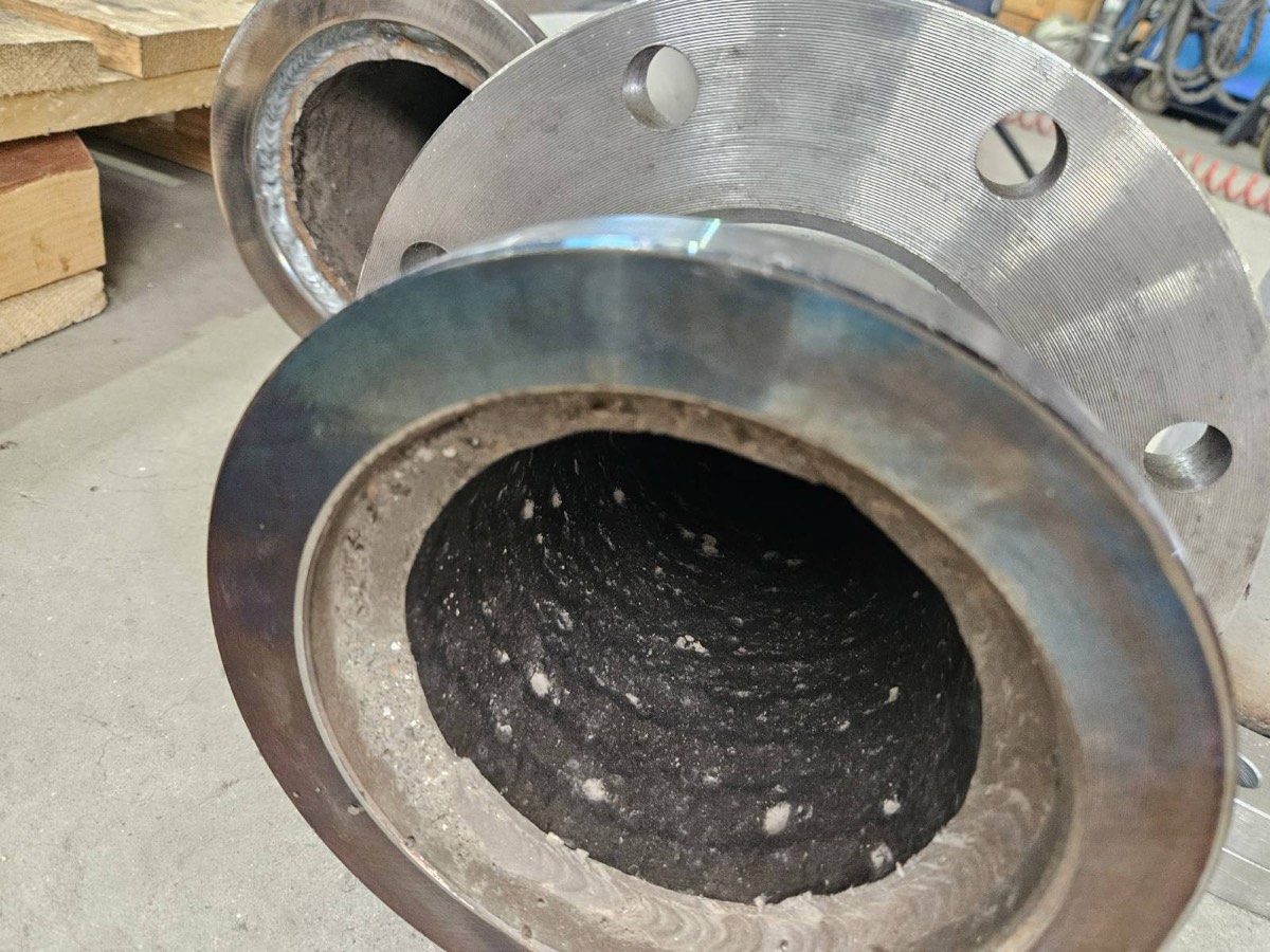 Flanged wear pipe spools with a view into the hardfaced bore